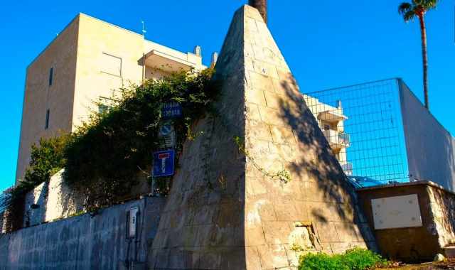 Bari, la misteriosa piramide di Torre a Mare: da decenni si erge sul ciglio di una strada